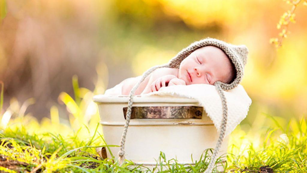 chú ý không để nắng chiếu vào mắt bé