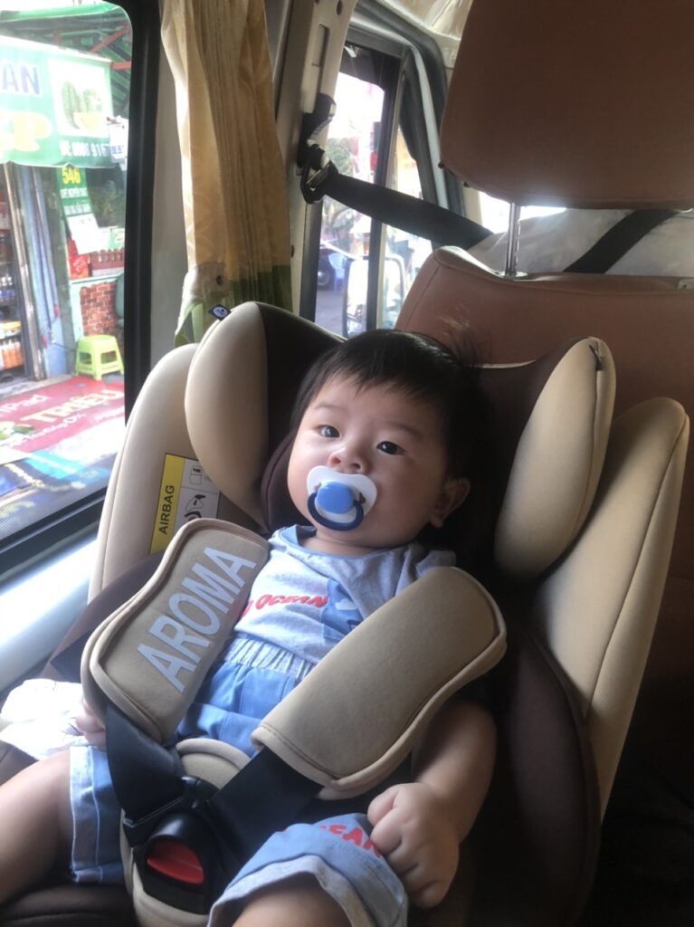 ghe-o-to-cho-be-giup-dam-bao-an-toan-cho-tre