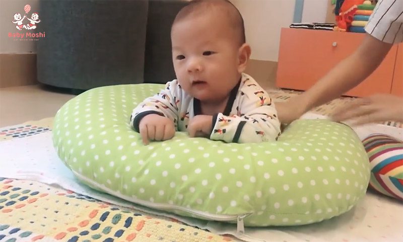 cach-tap-tummy-time-tren-goi-chong-trao-nguoc
