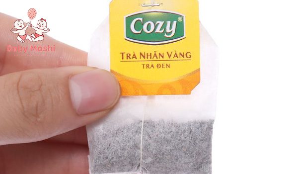 cach-pha-tra-sua-cho-me-dang-cho-con-bu